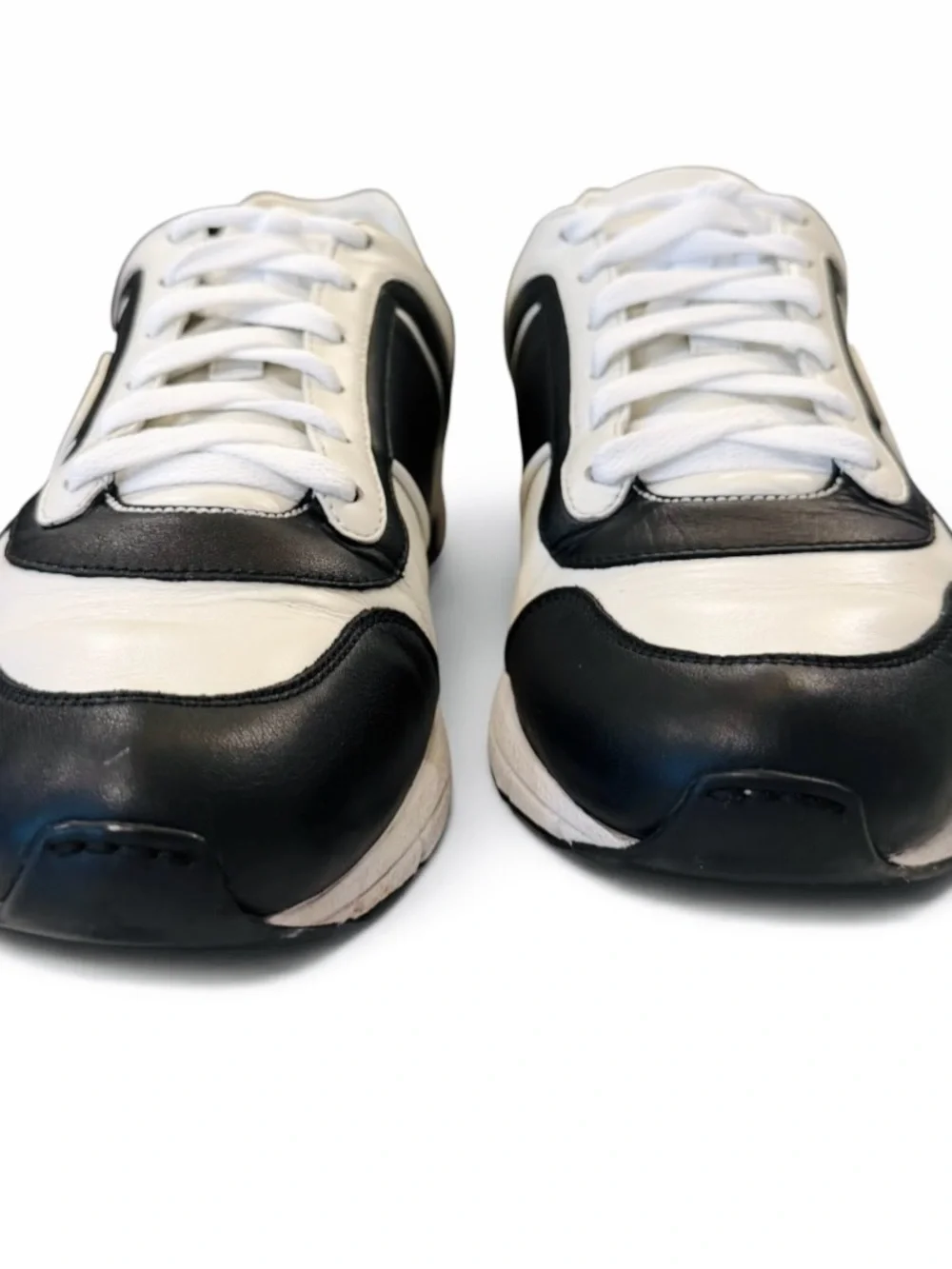Gucci Men’s Black & White Leather interlocking Logo Runner Sneakers
